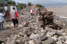 Cuaca ekstrem, ratusan meter tangkis air laut di Situbondo jebol dihantam gelombang