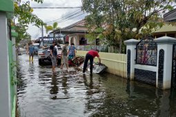 Gotong royong bersih-bersih lingkungan pascabanjir