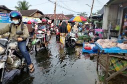 Pedagang pasar Pemurus tetap berjualan kendati pasar masih terendam banjir