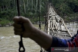 Jembatan Rawayan rusak di Garut