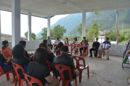 Dukung Beli Kreatif Danau Toba, Ketua Dekranasda Dairi tinjau Petenun Silahisabungan