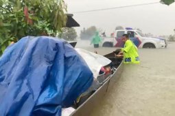 Video - Anggota Satlantas Polres Tanah Laut lakukan evakuasi warga terjebak banjir
