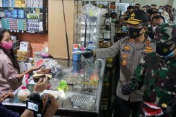 Forkopimda Jatim bagikan 25 ribu masker ke pengunjung dan pedagang di PGS