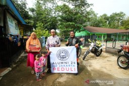 Pegawai Diskominfostandi Banjar salurkan bantuan korban banjir