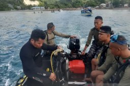Seorang purnawirawan TNI- AL  terseret ombak di pantai desa Hatiwe Besar