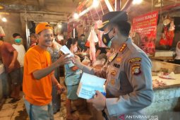 Polres Bekasi bagikan 300 masker kepada pedagang pasar
