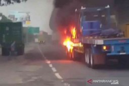 Truk terbakar di Tol Japek diduga alami kerusakan rem (video)