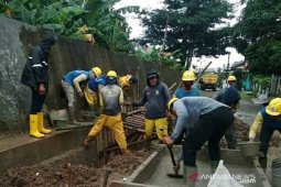 Antisipasi banjir, PUPR Kota Tangerang normalisasi turap di pondok arum
