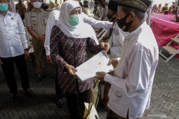 Penyerahan Sertifikat Tanah kepada Pengungsi Syiah Sampang