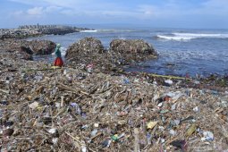 Sampah Pantai Pancer Jember