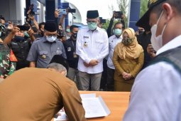 Gubernur Aceh ikut antar vaksin COVID-29 sebanyak 1.315 dosis ke Simeulue