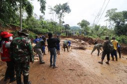 Tiga ekskavator bersihkan material longsor di jalur Malang-Kediri