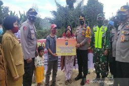 Serahkan bantuan Kapolda untuk korban kebakaran di Parmonangan, Kapolres Taput : "Tabahlah Pak"