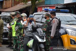 Korem 091/ASN dan Polresta Samarinda edukasi warga disiplin bermasker