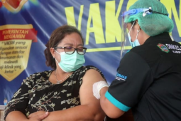 Ketua GOW Sekadau penerima pertama vaksin COVID-19