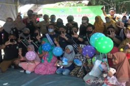 Bunda baca HSU kunjungi anak-anak korban banjir bandang di HST