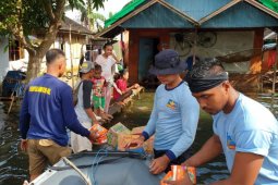 Satgas SAR gabungan TNI AL distribusikan bantuan bencana banjir