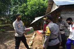 Kapolres Balangan serahkan bantuan kepada korban banjir