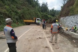 Jalur Malang-Kediri kembali dibuka setelah material longsor dibersihkan