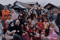 Gabungan organisasi ini hadirkan Robot transformer, hibur anak yang terkena dampak banjir di Desa Waki