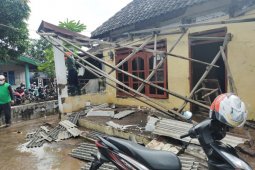 Banjir bandang Pasuruan, warga bersihkan rumah dari material lumpur