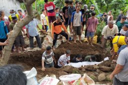 Dua korban banjir bandang Pasuruan dimakamkan dalam satu liang