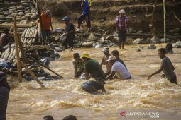 Warga Bergotong Royong Membuat Jembatan Darurat