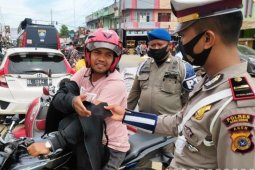 Kasus COVID-19 meningkat, polisi bagi ribuan masker