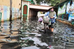 Pemkab uji sampel air banjir yang diduga tercampur limbah pabrik