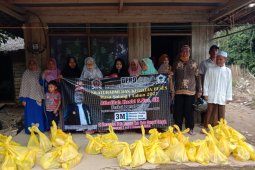 Athaillah reses sambil bagi-bagi sembako