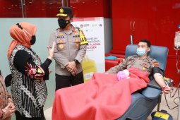 120 anggota Polda Jatim jalani donor plasma konvalesen di PMI Surabaya