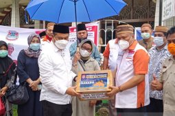 Pemkab Bone Bolango serahkan bantuan ke korban bencana di Manado