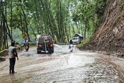 Jalur Malang-Kediri dibuka lagi usai tertutup longsor