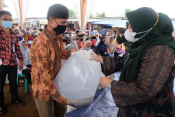 Bupati Masnah berikan bantuan sembako dan benih ikan