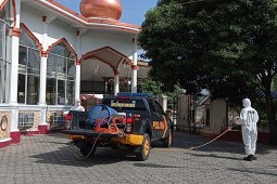 Cegah COVID-19. Ini dilakukan personel Ditsamapta Polda Aceh di masjid raya