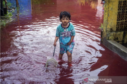 Air banjir berwarna merah