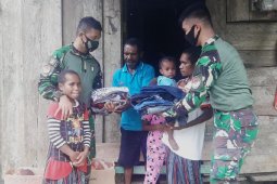 Warga kampung di perbatasan Indonesia terima bantuan pakaian dari TNI