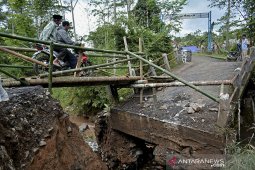 Jembatan pedesaan ambruk