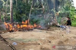 Polisi Jambi gerebek dan bakar bangunan tempat judi sabung ayam