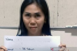 Seorang perempuan sembunyikan sabu di bra dan pembalut wanita