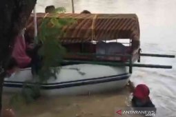 Jenasah Nenek Racin warga Cikarang dievakuasi dengan perahu karet akibat terisolir banjir