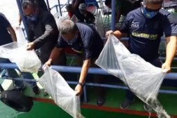 Faperika UNRI Sumut bagikan seribu mesker dan restocking 50 ribu ikan