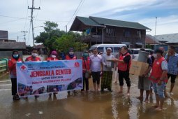 Ketua PMI Kalsel kembali terjang banjir serahkan bantuan