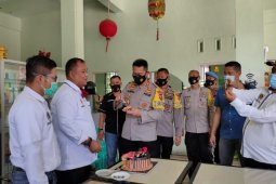 Kapolres Tapteng sambangi "markas" wartawan berikan kejutan