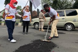 Sejumlah anggota DPRD Jember tambal jalan berlubang