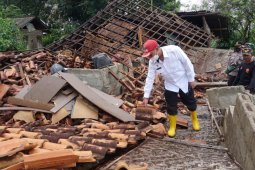 Bupati Lampung Tengah tinjau lokasi bencana angin puting beliung