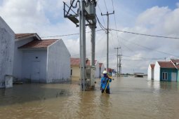 PLN Jabar pulihkan listrik di empat kota terdampak cuaca ekstrim