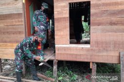 Komunitas Barabai Muda dan TNI bangunkan rumah untuk warga  terdampak banjir