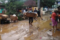 Pemkab Garut distribusikan kebutuhan rumah tangga korban banjir