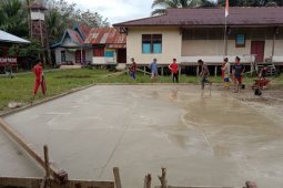 Karang Taruna perbatasan RI-Malaysia gotong royong bangun sarana olahraga